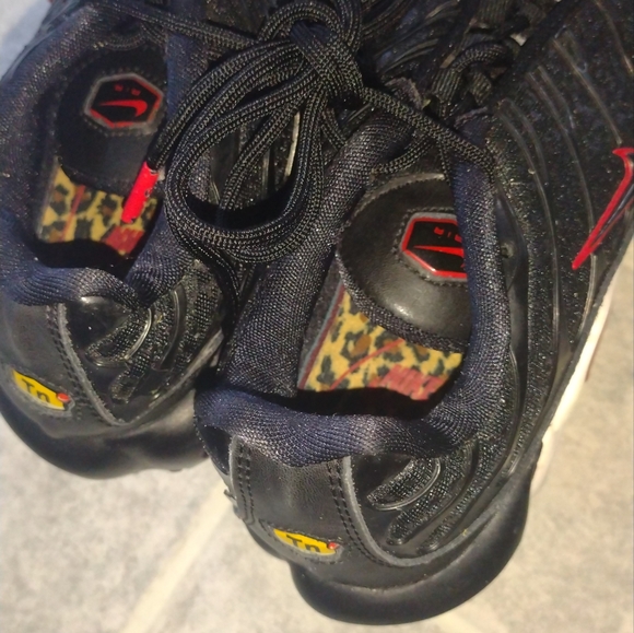 Nike(2018) Black and Red Women's Sneakers - Picture 6 of 14